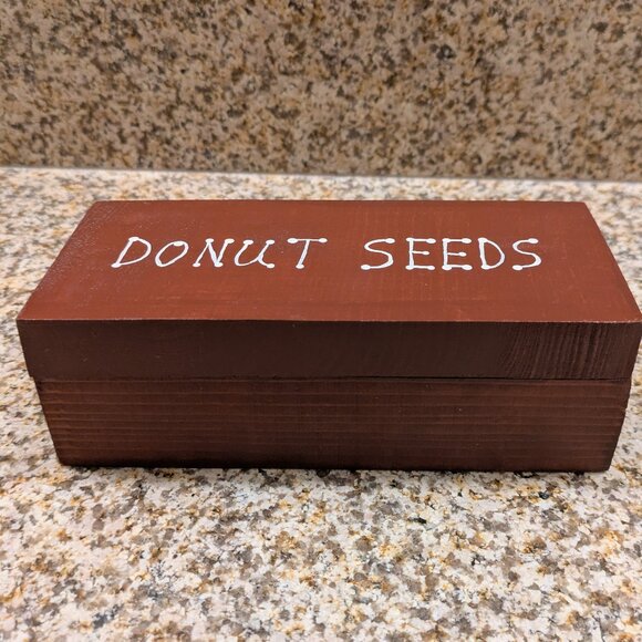 Vintage Wooden Lidded Box – Donut Seed Design on Lid - Picture 2 of 10